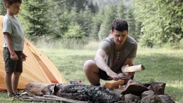 Νέοι Προσκόπων Δείχνει Τον Γιο Του Πώς Κάνει Campfire Κατά — Αρχείο Βίντεο