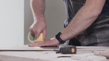 Seramik fayansları kesmek ve zemin montajı için bant yapıştırmak. İnşaat, yenileme, onarım...