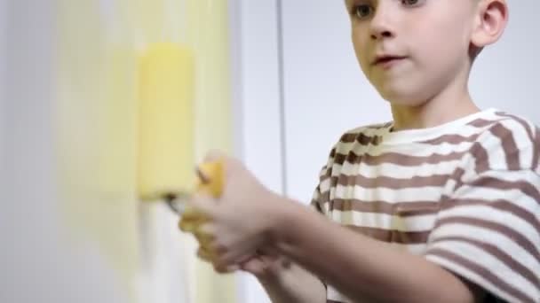 Chlapec Malování Stěna Pro Žlutou Barvu Při Renovaci Domova — Stock video
