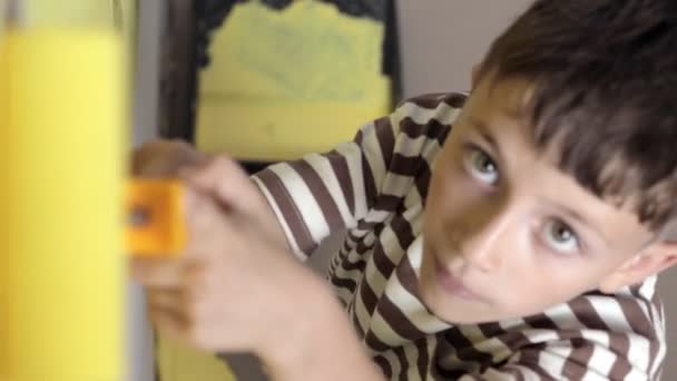 Słodki Chłopak Wałkiem Malowania Szczęśliwy Dzieciak Pomaga Rodzicom Malować Ściany — Wideo stockowe