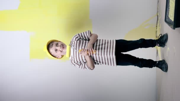 可爱的男孩与油漆辊 快乐的孩子帮助父母刷墙 家庭翻新 — 图库视频影像