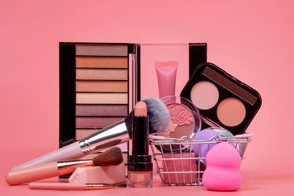 Kreatywna Koncepcja Wózkiem Zakupy Makijażem Różowym Tle Perfumy Gąbka Szczotka — Zdjęcie stockowe