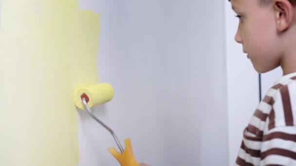 Roztomilý Chlapec Válečkem Šťastné Dítě Pomáhá Rodičům Malovat Zeď Domácí — Stock video
