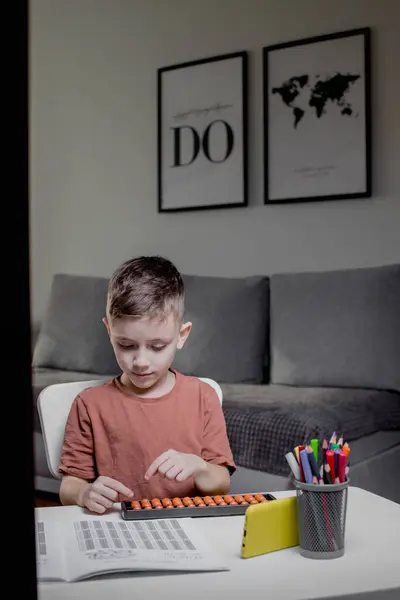 Мальчик Считает Помощью Умственной Арифметики Математика Удовольствии — стоковое фото