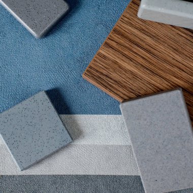 Artistik taş ve ahşap kaplama örnekleri içeren iç malzeme kombinasyonunu kapat. Kuvars taşı ve ahşap kaplamalı palet arkaplan. Mutfak tezgahları renk örnekleri.