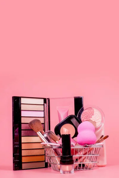 ピンクを基調としたショッピングカートには様々な化粧品やブラシがあります 化粧品販売コンセプト — ストック写真