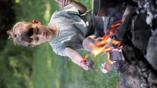Kleiner Junge Sitzt Lagerfeuer Und Grillt Marshmallow Auf Stockbrot — Stockvideo