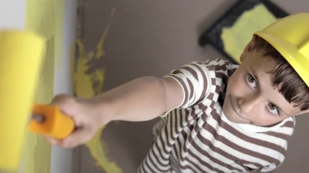 Αγόρι Ζωγραφική Τοίχο Για Κίτρινο Χρώμα Κατά Διάρκεια Της Ανακαίνισης — Αρχείο Βίντεο