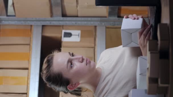 Postangestellte Klebt Zerbrechliche Oder Gläserne Markierung Paketkasten Bei Post — Stockvideo