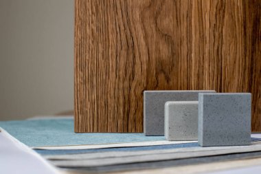 Modelleme için kumaş örnekleri ve kumaş duvar kağıdı, kuvars taşı, yonga panel gibi mimarların seçimi.