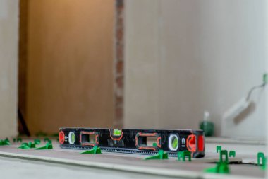 Zeminde uzanmak için kat ve kiremit klipleri.