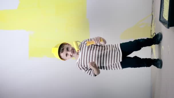 Słodki Chłopiec Wałkiem Malowania Śpiewa Podczas Malowania Ściany Szczęśliwy Dzieciak — Wideo stockowe