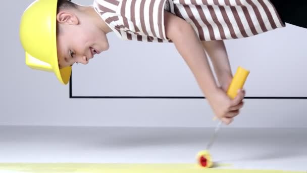 Słodki Chłopak Wałkiem Malowania Szczęśliwy Dzieciak Pomaga Rodzicom Malować Ściany — Wideo stockowe