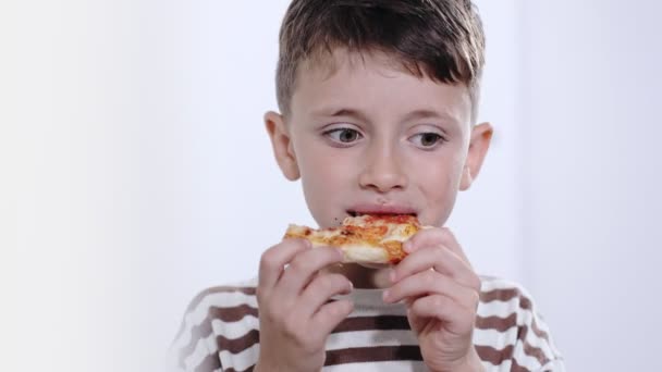 Kleiner Junge Isst Lecker Salami Pizza — Stockvideo