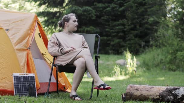 Getrouwd Koppel Zoek Naar Films Buurt Van Tent Met Behulp — Stockvideo
