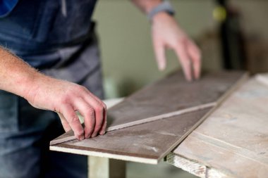 Seramik fayansları kesmek ve zemin montajı için bant yapıştırmak. İnşaat, yenileme, onarım...