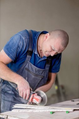 Zemin ya da duvar için seramik kiremit kesen profesyonel tiler. Döşeme ve döşeme