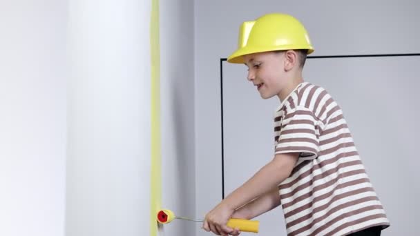 家庭装修中的黄色油漆男孩油漆墙 — 图库视频影像