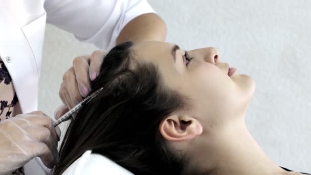 Plazma Enjeksiyonuna Yakın Çekim Saç Dökülmesine Karşı Prosedür Genç Bayan — Stok video