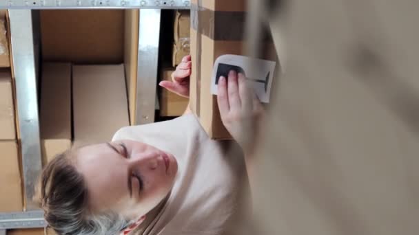Trabalhador Postal Que Coloca Uma Marca Frágil Vidro Caixa Encomendas — Vídeo de Stock