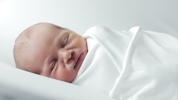 Ένα Μωρό Τριών Ημερών Τυλιγμένο Λευκό Πανί Που Κοιμάται Λευκό — Αρχείο Βίντεο