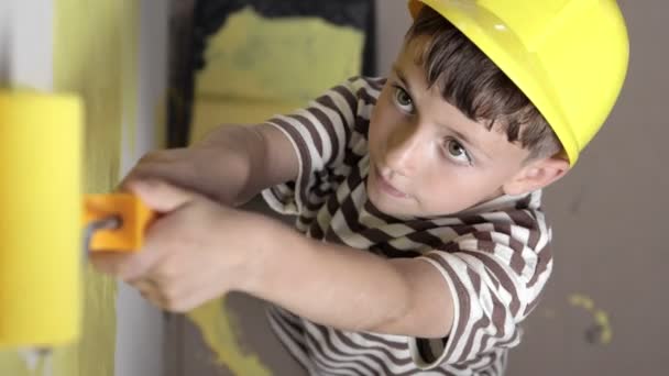 Симпатичный Мальчик Роллером Счастливый Ребенок Помогает Родителям Красить Стены Ремонт — стоковое видео