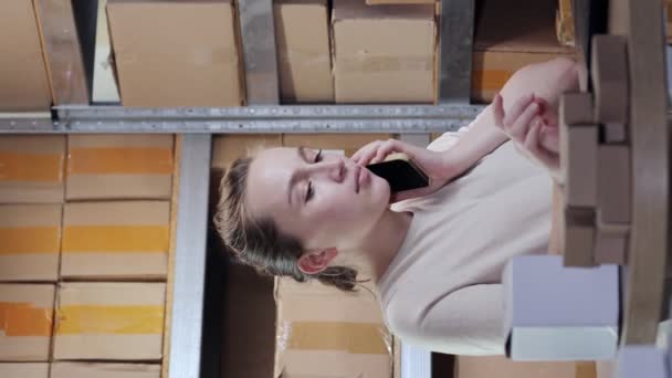 Porträtt Kvinnlig Entreprenör Som Håller Smartphone Och Skriva Något Tangentbordet — Stockvideo