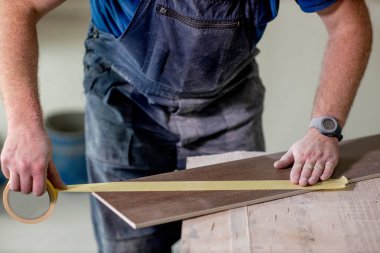 Seramik fayansları kesmek ve zemin montajı için bant yapıştırmak. İnşaat, yenileme, onarım...