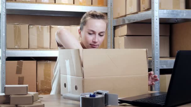 Lachende Vrouwelijke Ondernemer Verpakking Pakket Met Behulp Van Tape Dispenser — Stockvideo