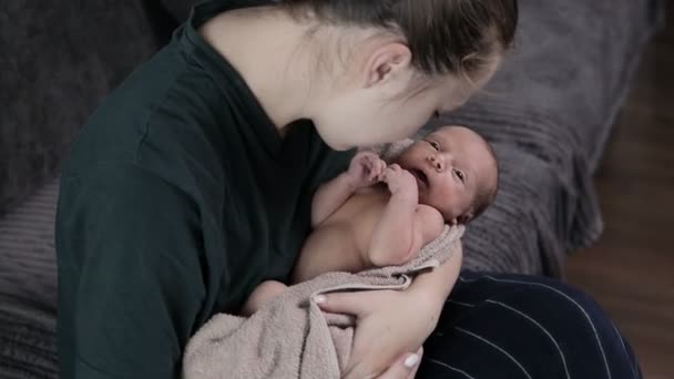 Jonge Zorgzame Liefhebbende Moeder Die Haar Pasgeboren Zoontje Van Dichtbij — Stockvideo