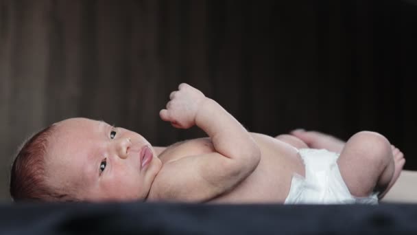 Joven Madre Cariñosa Besando Cerca Bebé Recién Nacido Concepto Momentos — Vídeo de stock