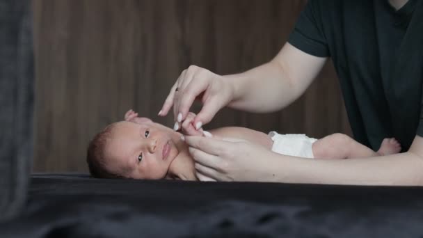 Mutter Hält Finger Auf Der Hand Des Neugeborenen Babys Und — Stockvideo