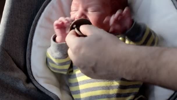 Ein Vater Beruhigt Ein Neugeborenes Die Hand Eines Vaters Legt — Stockvideo