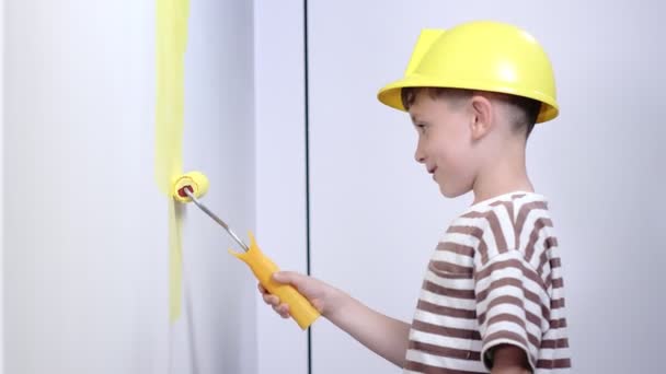Αγόρι Ζωγραφική Τοίχο Για Κίτρινο Χρώμα Κατά Διάρκεια Της Ανακαίνισης — Αρχείο Βίντεο