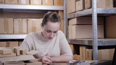 Müşterilerle iletişim kurmak için cep telefonu ya da tablet kullanan bir kadın. Malları özel kurye şirketlerinden taşıyorum. Çevrimiçi satış ve çevrimiçi mağazalar kavramları