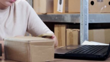 Müşterilerle iletişim kurmak için cep telefonu ya da tablet kullanan bir kadın. Malları özel kurye şirketlerinden taşıyorum. Çevrimiçi satış ve çevrimiçi mağazalar kavramları