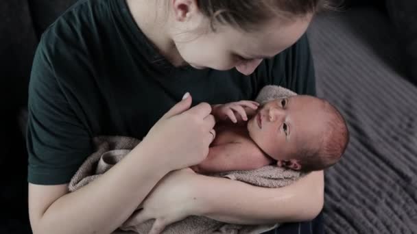 Moeder Met Een Pasgeboren Baby Haar Armen Jonge Moeder Houdt — Stockvideo