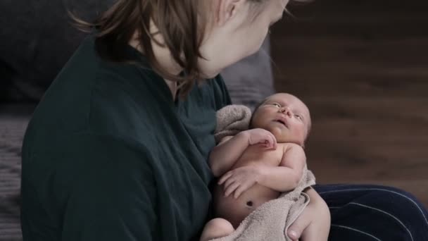 Mama Iubitoare Îngrijirea Copilului Nou Născut Acasă Mama Îmbrățișând Fiul — Videoclip de stoc