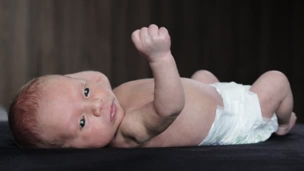 可爱漂亮的新生婴儿穿着尿布 挥动着胳膊和腿进行特写 无忧无虑的童年 保健和儿科概念 — 图库视频影像