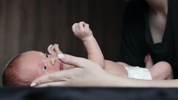 Junge Fürsorgliche Mutter Küsst Ihren Neugeborenen Jungen Und Spricht Mit — Stockvideo