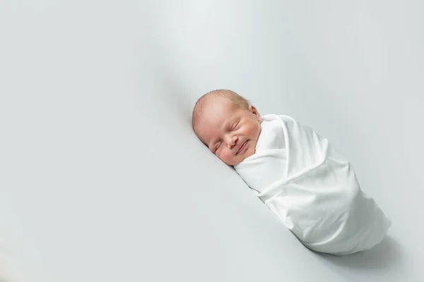 Dniowe Dziecko Owinięte Białą Szmatę Śpiące Białym Tle — Zdjęcie stockowe