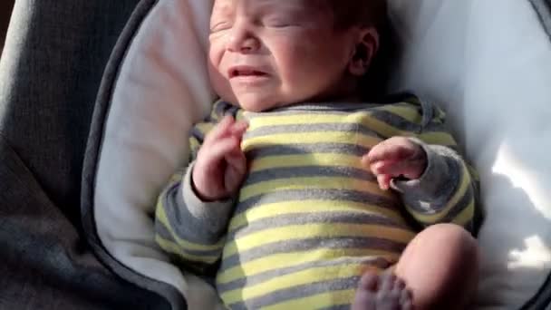 Ένα Ανήσυχο Και Κλαψιάρικο Νεογέννητο Αγόρι Που Θέλει Κοιμηθεί Άγρυπνος — Αρχείο Βίντεο