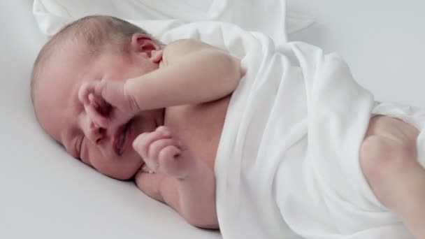 一个新生男孩在哭 新生儿在床上又累又饿 孩子们在哭一个孩子的哭声一个健康的小宝宝出生后不久 — 图库视频影像