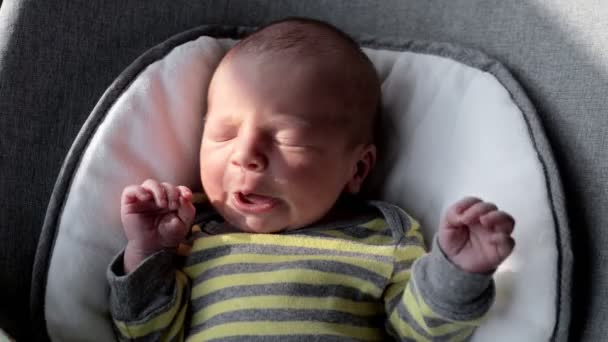 Huzursuz Ağlayan Uyumak Isteyen Yeni Doğmuş Bir Çocuk Bebeklerde Huzursuz — Stok video