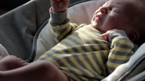 Ein Unruhiger Und Weinender Neugeborener Junge Der Schlafen Ruheloser Schlaf — Stockvideo