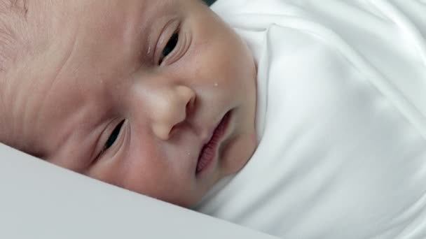 Mammas Hand Vidrör Pannan Det Nyfödda Barnet Att Han Somnar — Stockvideo