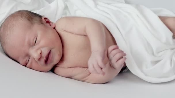 Ein Neugeborener Junge Weint Neugeborenes Baby Müde Und Hungrig Bett — Stockvideo
