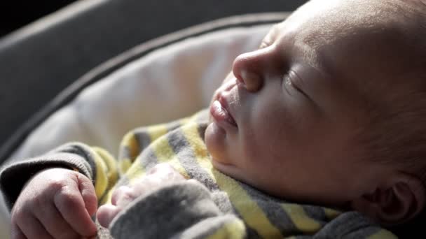 Újszülött Alszik Boldog Család Gyerek Álom Koncepció Aranyos Életmód Újszülött — Stock videók