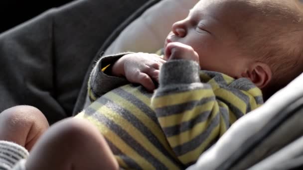 Novorozenec Spí Neklidně Kolika Dětí — Stock video