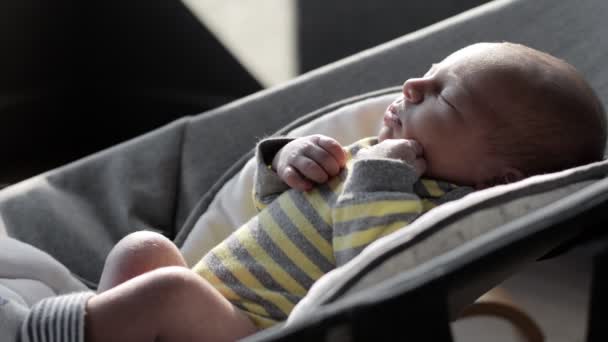 Bebé Recién Nacido Duerme Inquieto Cólico Los Niños — Vídeo de stock